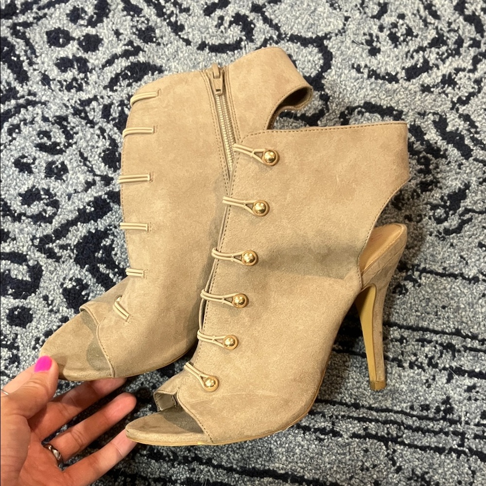 LC Lauren Conrad women’s sandals size 9 | Tan Peep-Toe Heels with Gold Accents